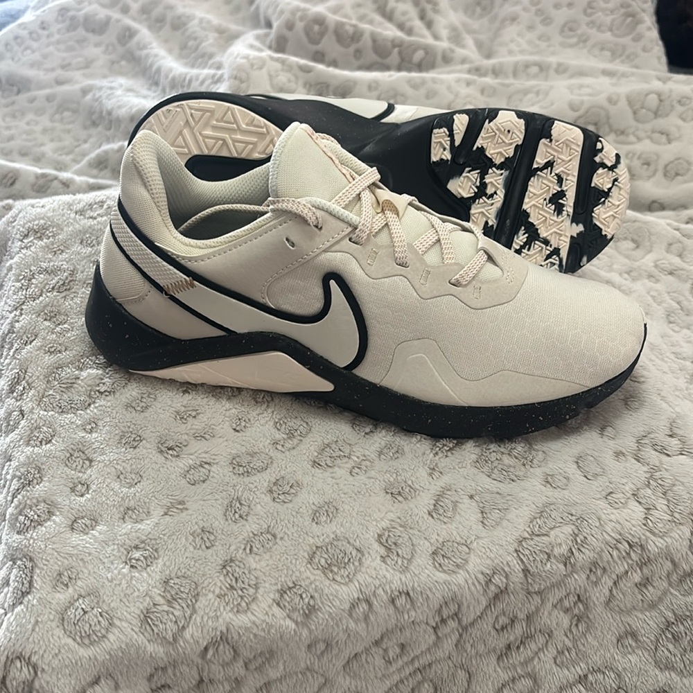Women’s Nike Legend Essential 2 sz 8